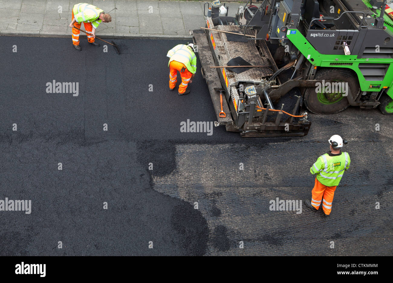 Straße wird mit neuen Schicht Asphalt Asphalt aufgetaucht Stockfoto