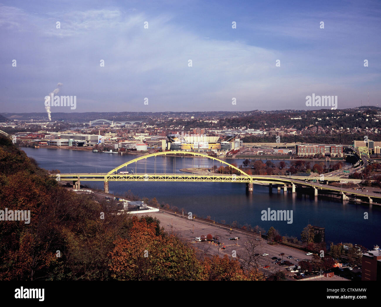 Lincoln Autobahnbrücke und Heinz Stadion, Pittsburgh, Pennsylvania, USA