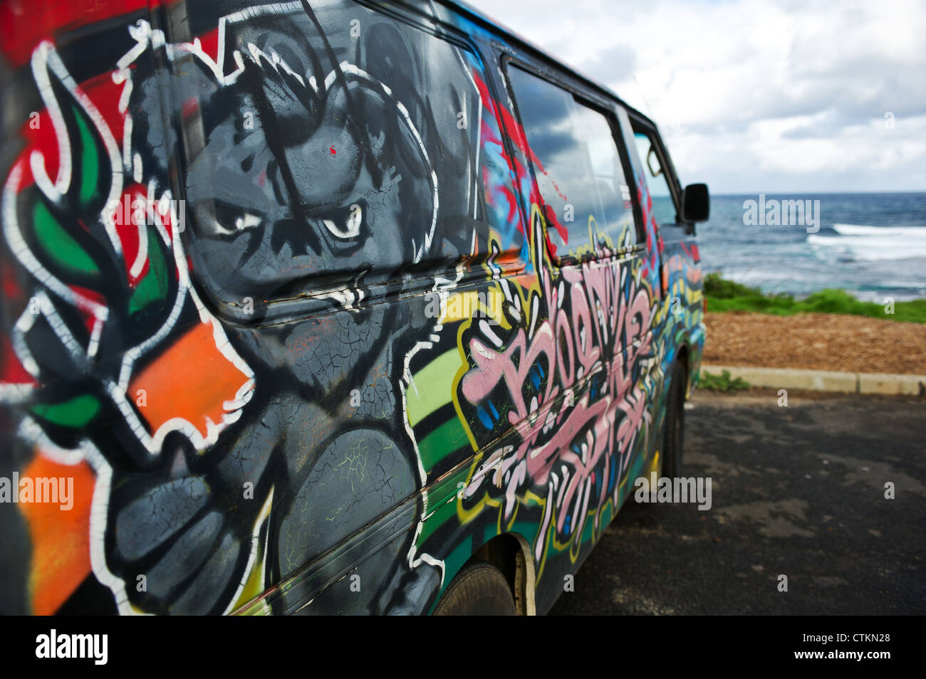 Ein farbenfrohes Design sprühte auf die Seite eines Volkswagen Wohnmobil Stockfoto