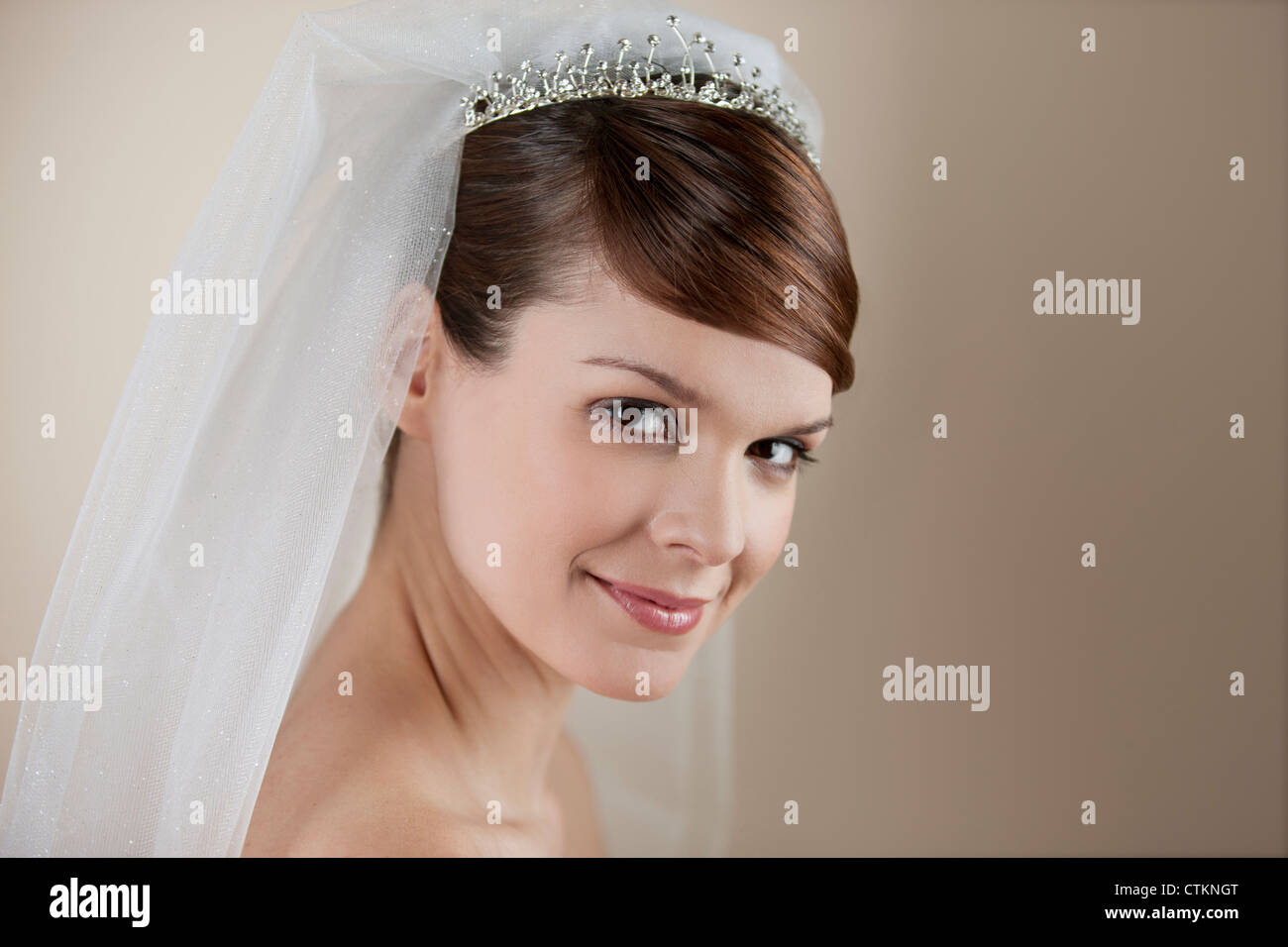 Eine junge Braut trägt ein Diadem und Schleier, Lächeln Stockfoto