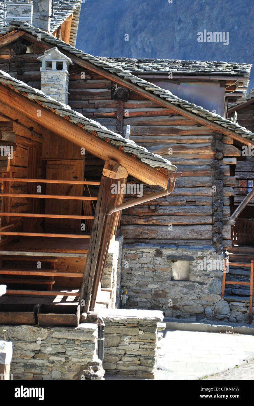 Typische Teilveranstaltungen Holzchalet auf Alpen Berge, Alagna Dorf, Piemont, Italien Stockfoto