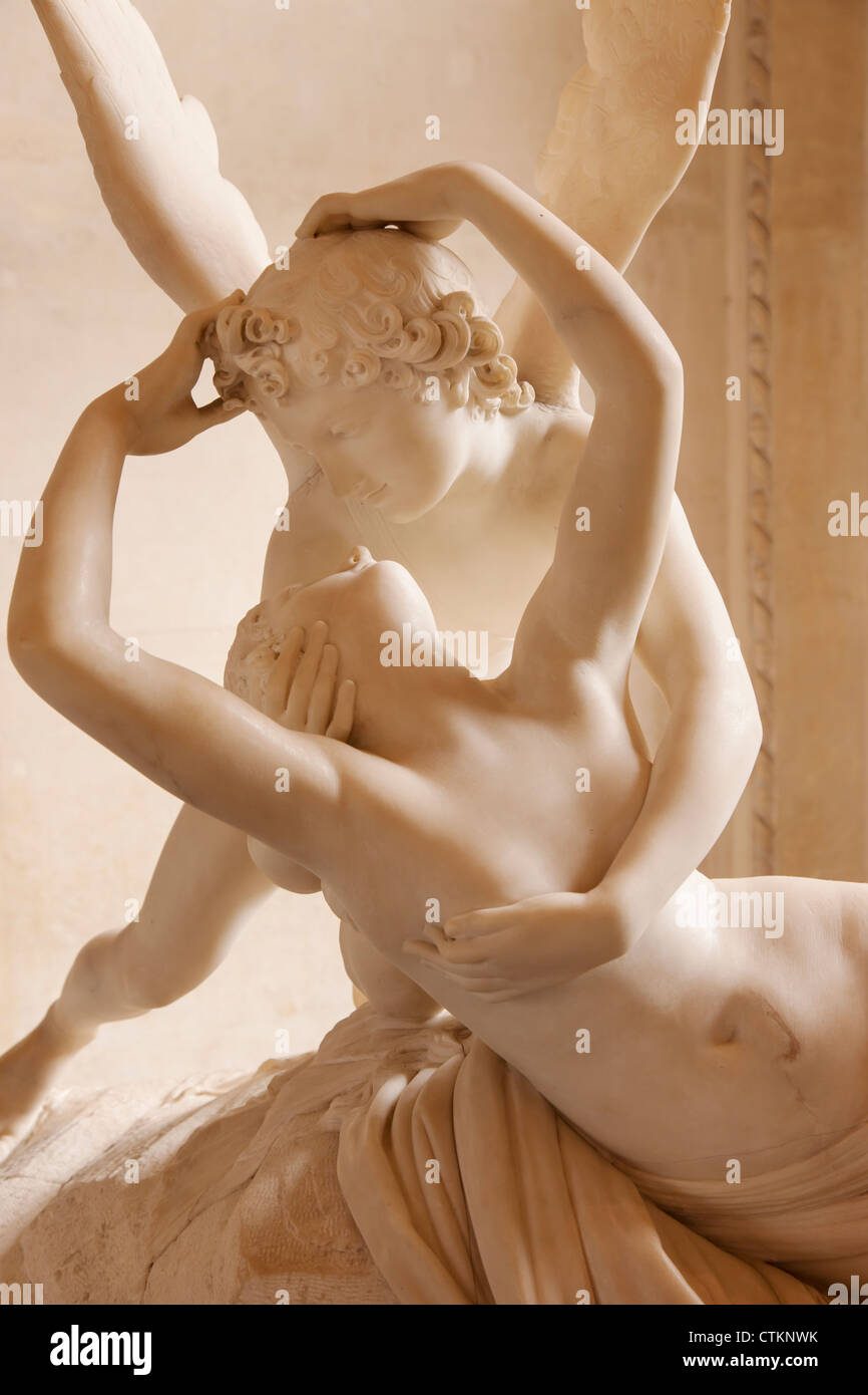 Musee du Louvre - Statue von 'Psyche wiederbelebt durch Amors Kuss' von Antonio Canova, Paris Frankreich Stockfoto