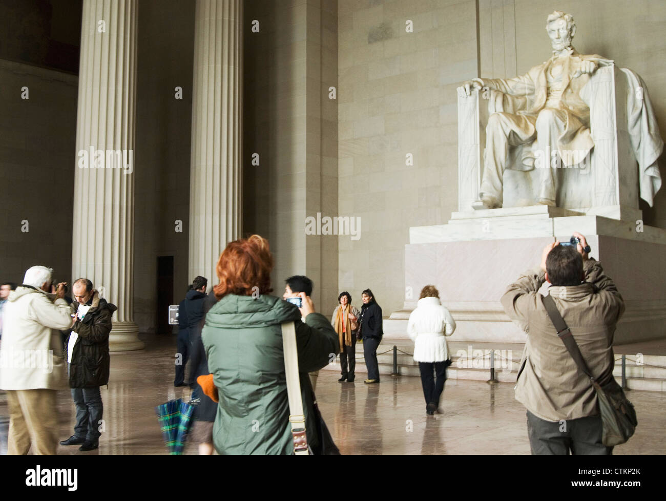Eine Gruppe von Touristen rund um die Statue des Lincoln Memorial in Washington DC. Stockfoto