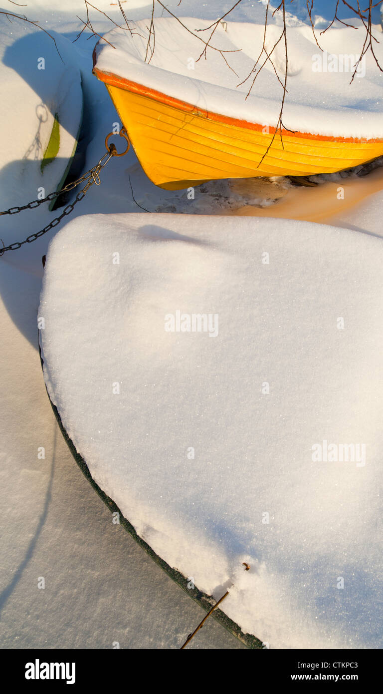 Boote / Schiff voller Schnee im Winter, Finnland Stockfoto