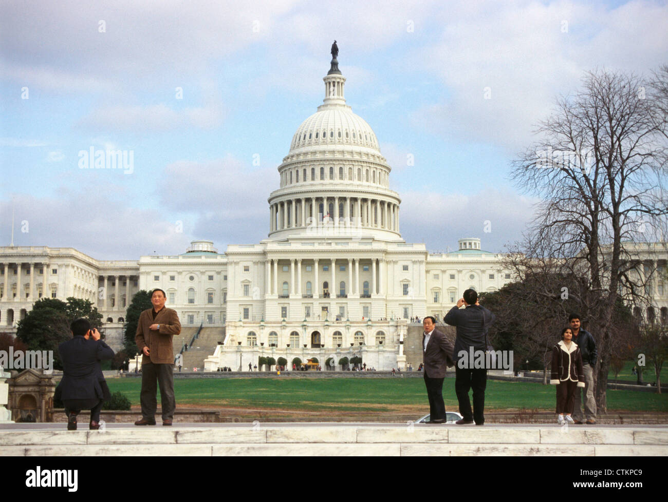 Touristen posieren vor dem US-Kapitol, Washington DC. Stockfoto