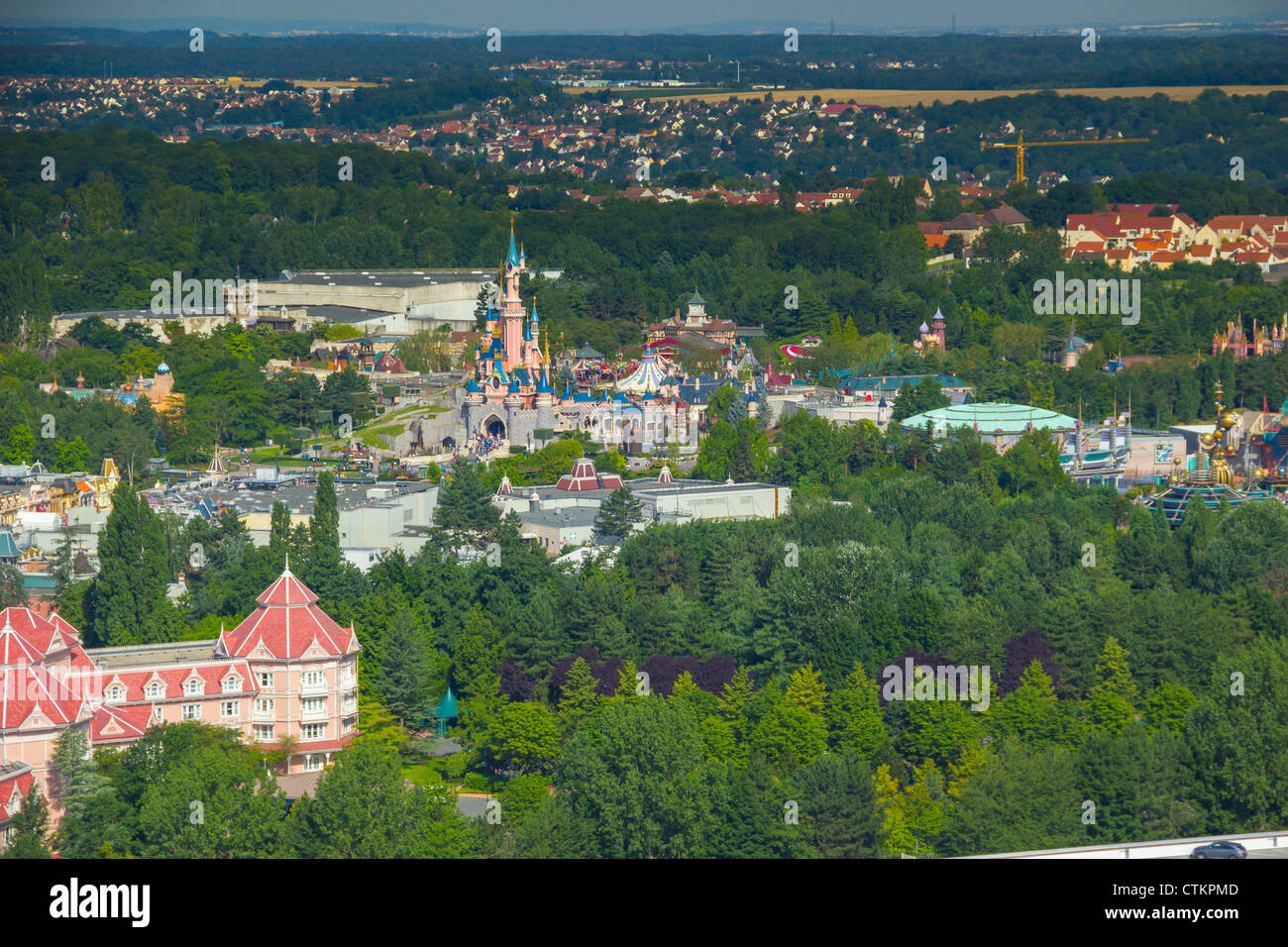Luftaufnahme von Helium-Ballon am Lake Disney Sleeping Beauty Castle und Disneyland Park, Disneyland Resort Paris, Frankreich Stockfoto