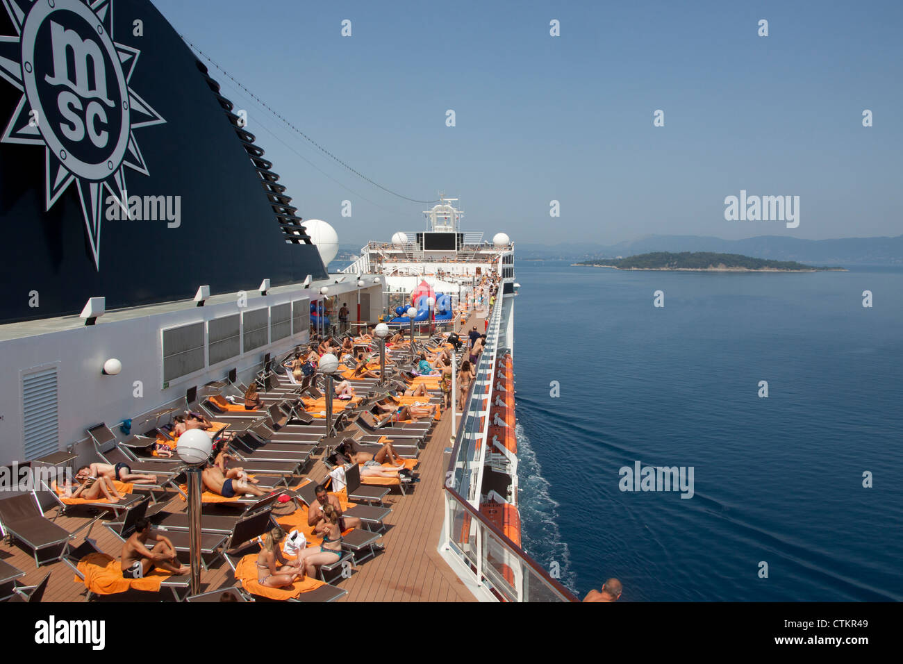 Menschen, die zum Sonnenbaden an Deck der MSC Musica am Ägäischen Meer Stockfoto