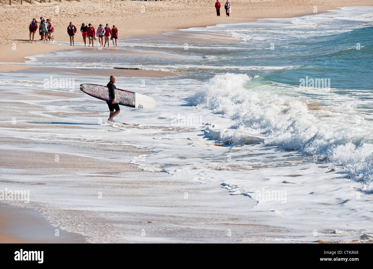 Ein Surfer betreten des Meeres bei Alexandra Headland in Queensland Stockfoto