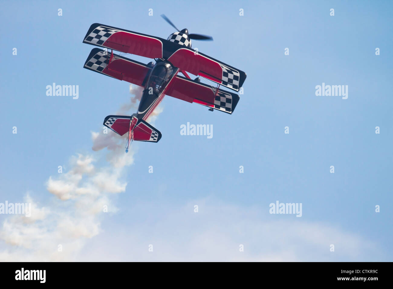 Flugzeug Kunstflug Stunts auf Airshow durchführen. Stockfoto