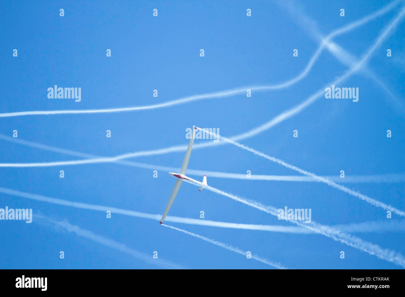 Gleitschirm Kunstflug mit Rauch Trails bei Flugschau durchführen. Stockfoto