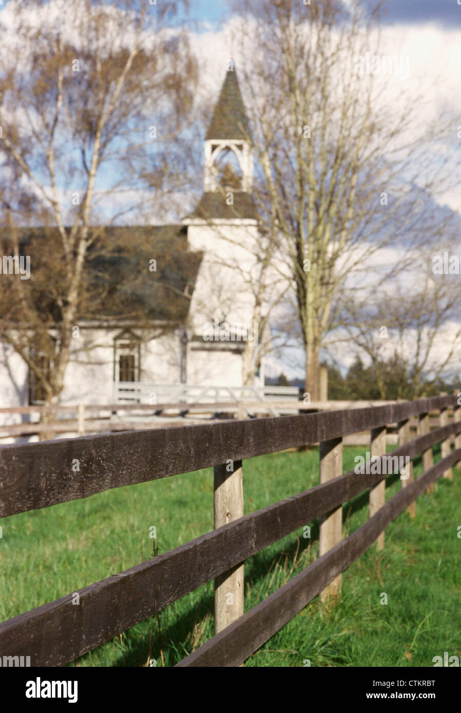 Ein Zaun mit einer Pionier-Stil-Kirche im Hintergrund. Oregon. USA Stockfoto