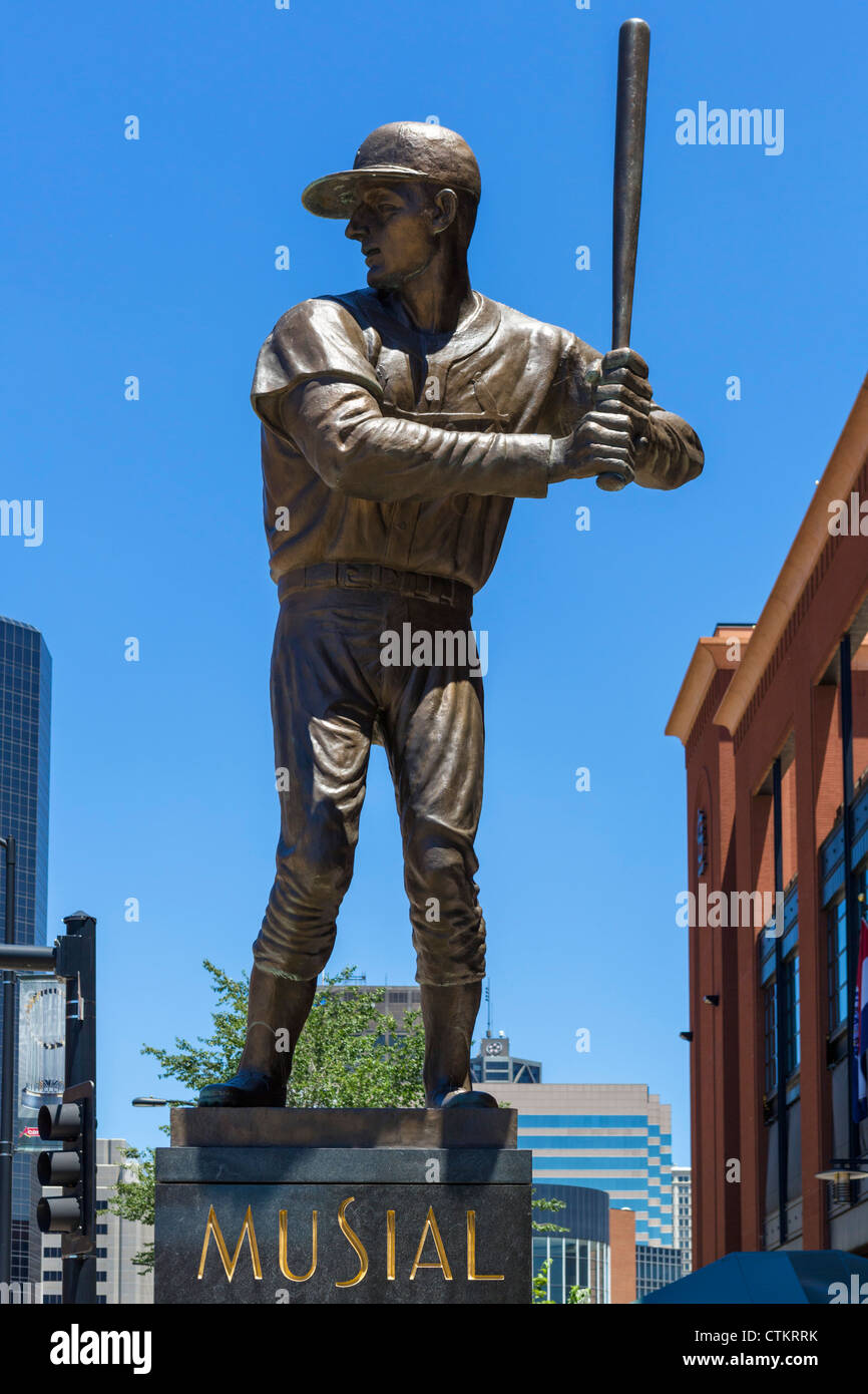 Statue des St. Louis Cardinals Baseball players "Stan the Man" Musial außerhalb der Busch Stadium, St. Louis, Missouri, USA Stockfoto