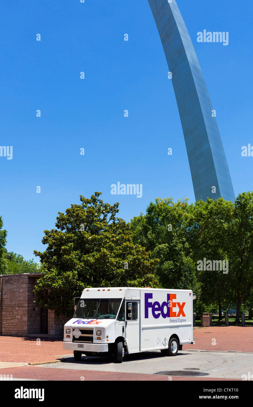 FedEx Lieferwagen mit dem Gateway Arch hinter St. Louis, Missouri, USA Stockfoto