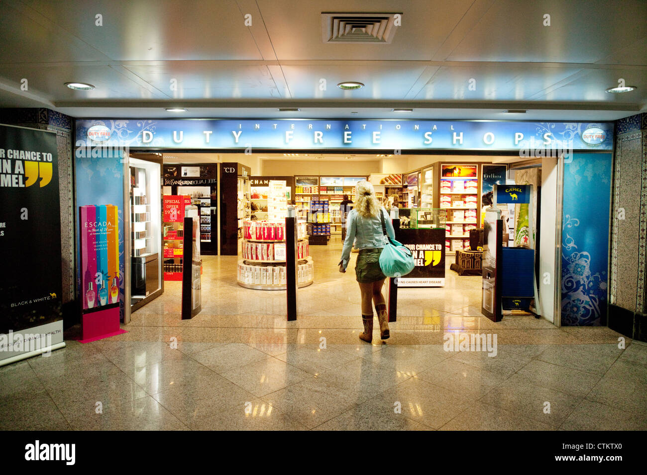 Eine Frau in den Duty free Shop, Marrakesch Flughafen terminal Interieur, Marokko Afrika Stockfoto