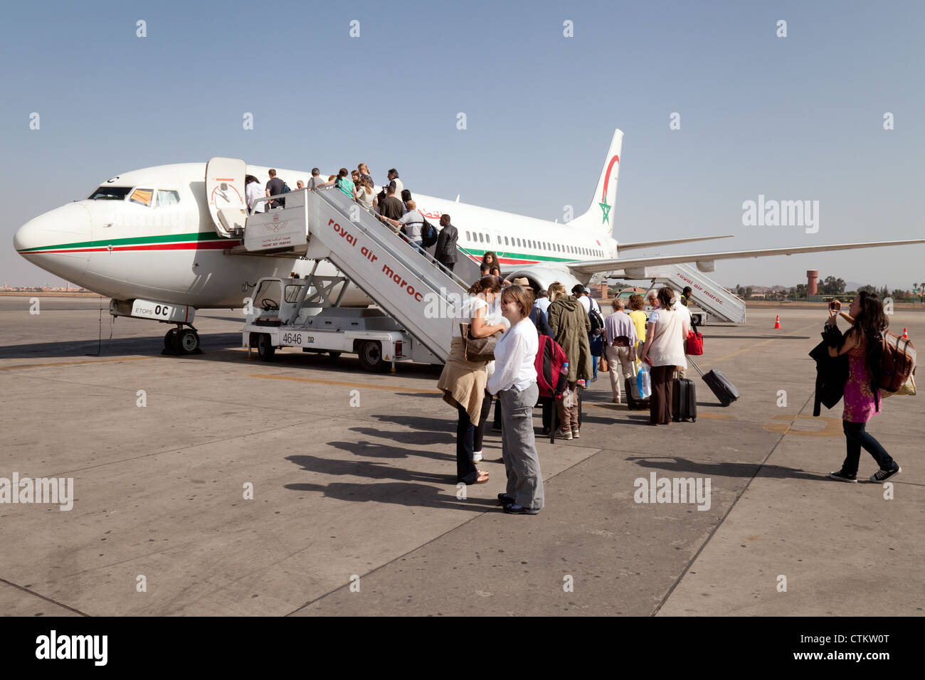 Fahrgäste einsteigen in ein Flugzeug der Royal Air Maroc in Marrakesch Flughafen Marokko Afrika Stockfoto