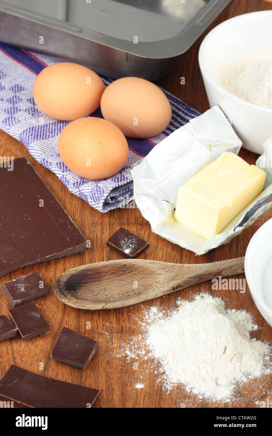 Zutaten für Backen Schokolade Brownies oder einen Schokoladenkuchen mit Eiern, Mehl, Butter und Zartbitterschokolade. Stockfoto