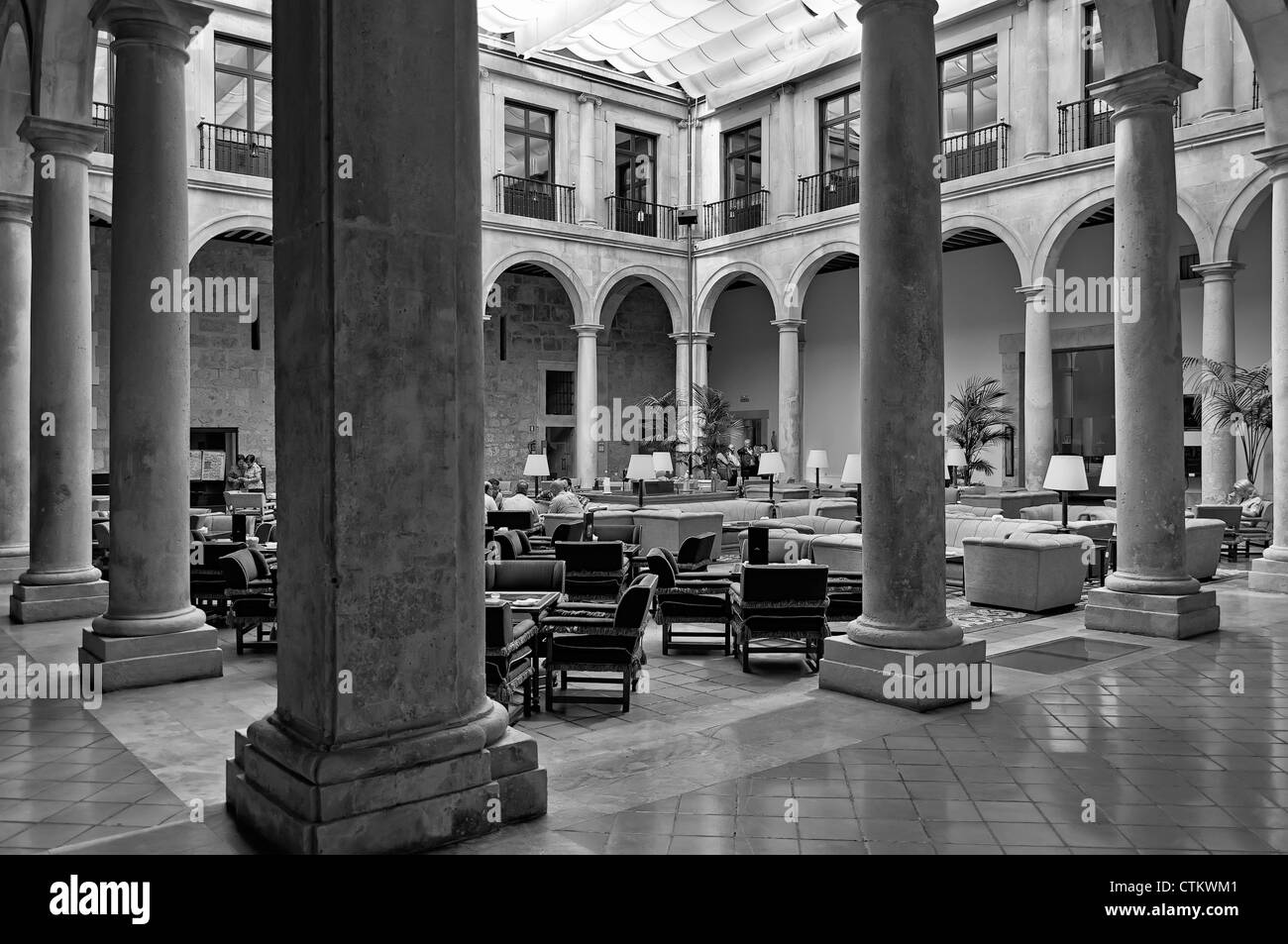 Arcade der Innenhof des Nationalen Tourismus Parador der Stadt Lerma, Burgos Provinz, Kastilien und Leon, Spanien, Europa Stockfoto