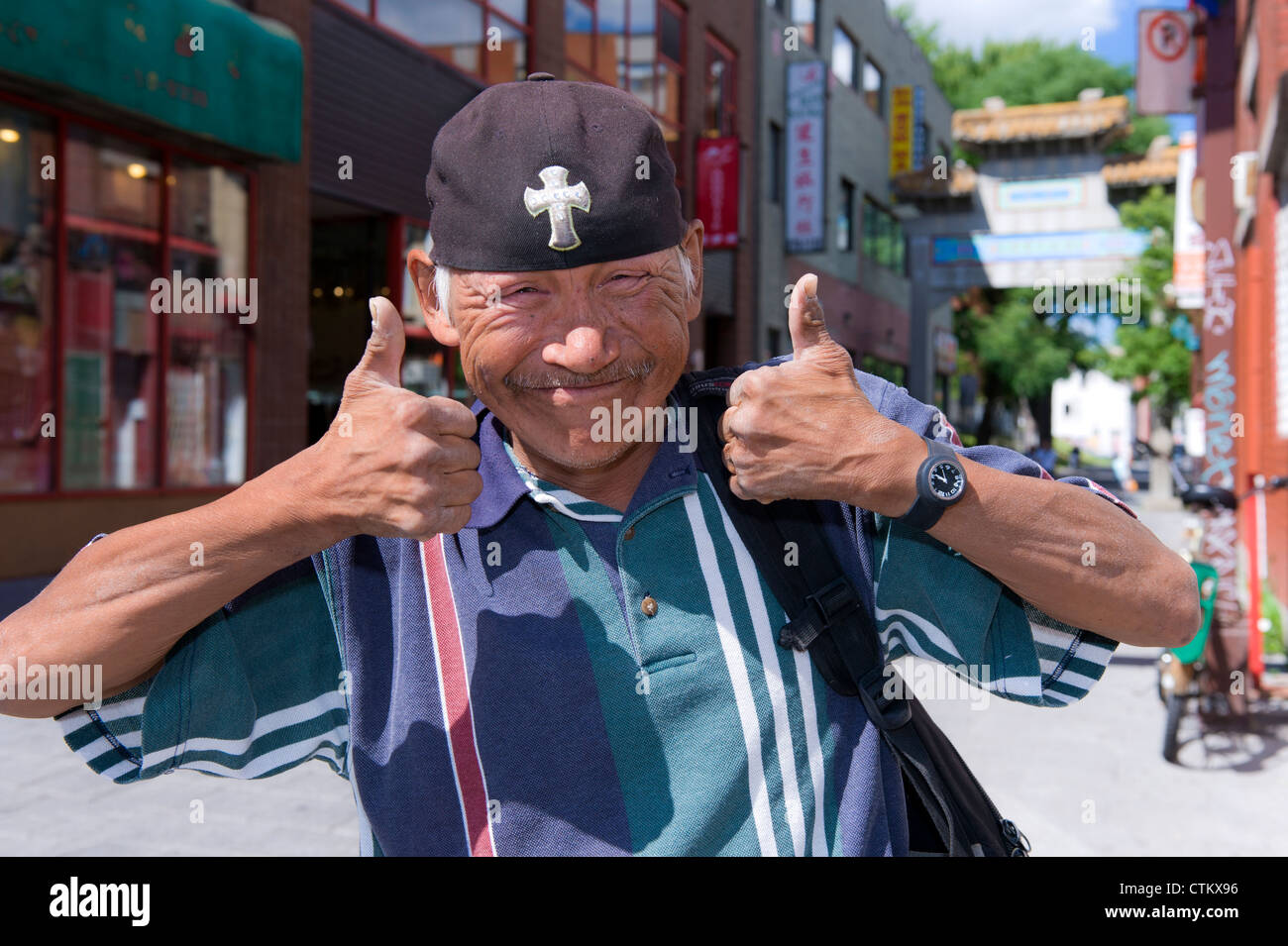 Lustige Inuit Mann die Daumen oben unterzeichnen. Stockfoto