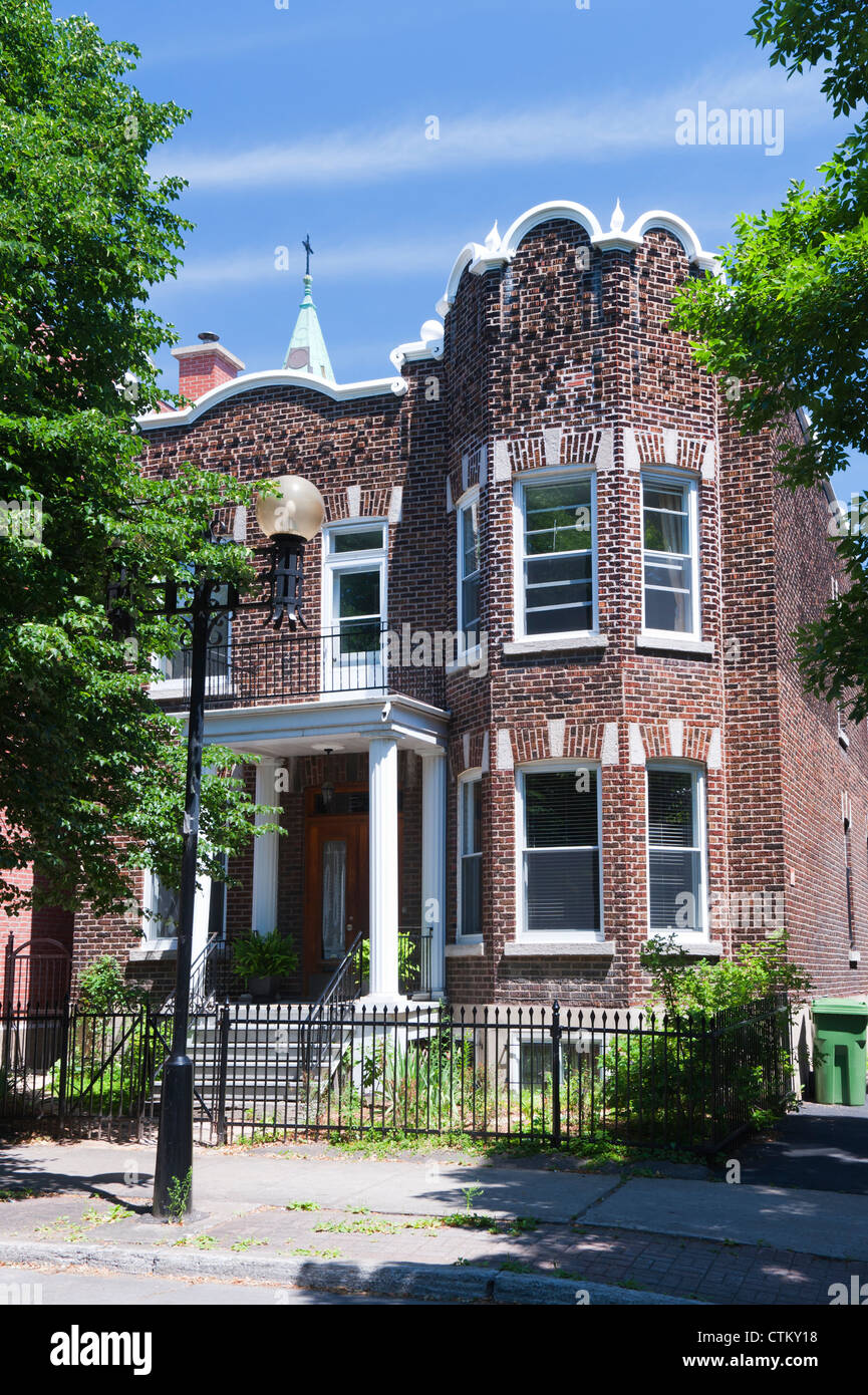 Zweistöckiges Backsteinhaus in Hochelaga-Maisonneuve Bezirk, Montreal, Provinz Quebec, Kanada. Stockfoto
