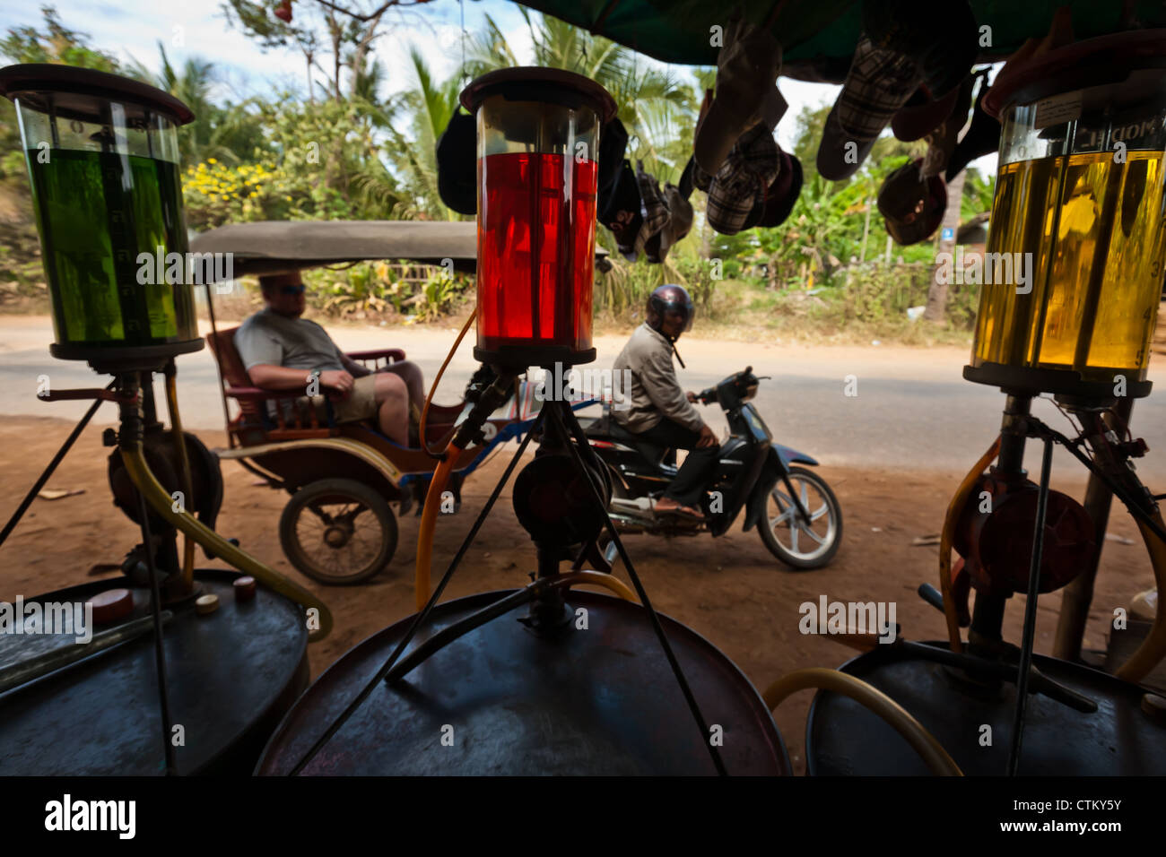Drei Benzintanks mit einem Motorrad Rikscha im Hintergrund ziehen. Angkor Wat, UNESCO World Heritage site-Siem Reap, Kambodscha Stockfoto