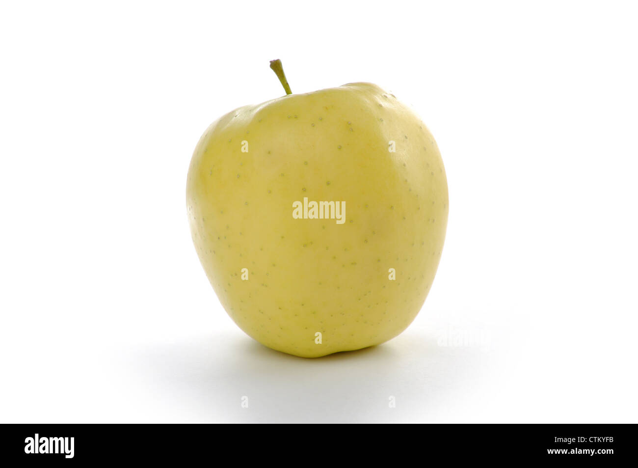 Goldener Apfel auf weißem Hintergrund Stockfoto