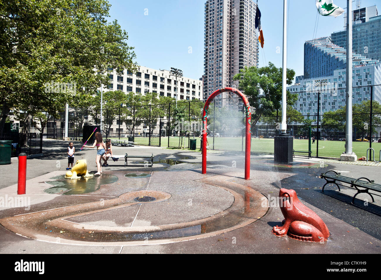 Wasserspiel im DeWitt Clinton Park mit Spray Brunnen & Kinder spielen Manhattan im Überblick Stockfoto