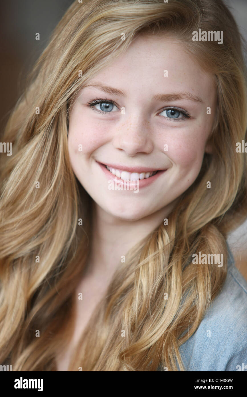 Teenager Mädchen Mit Langen Blonden Haaren Und Blauen Augen Troutdale