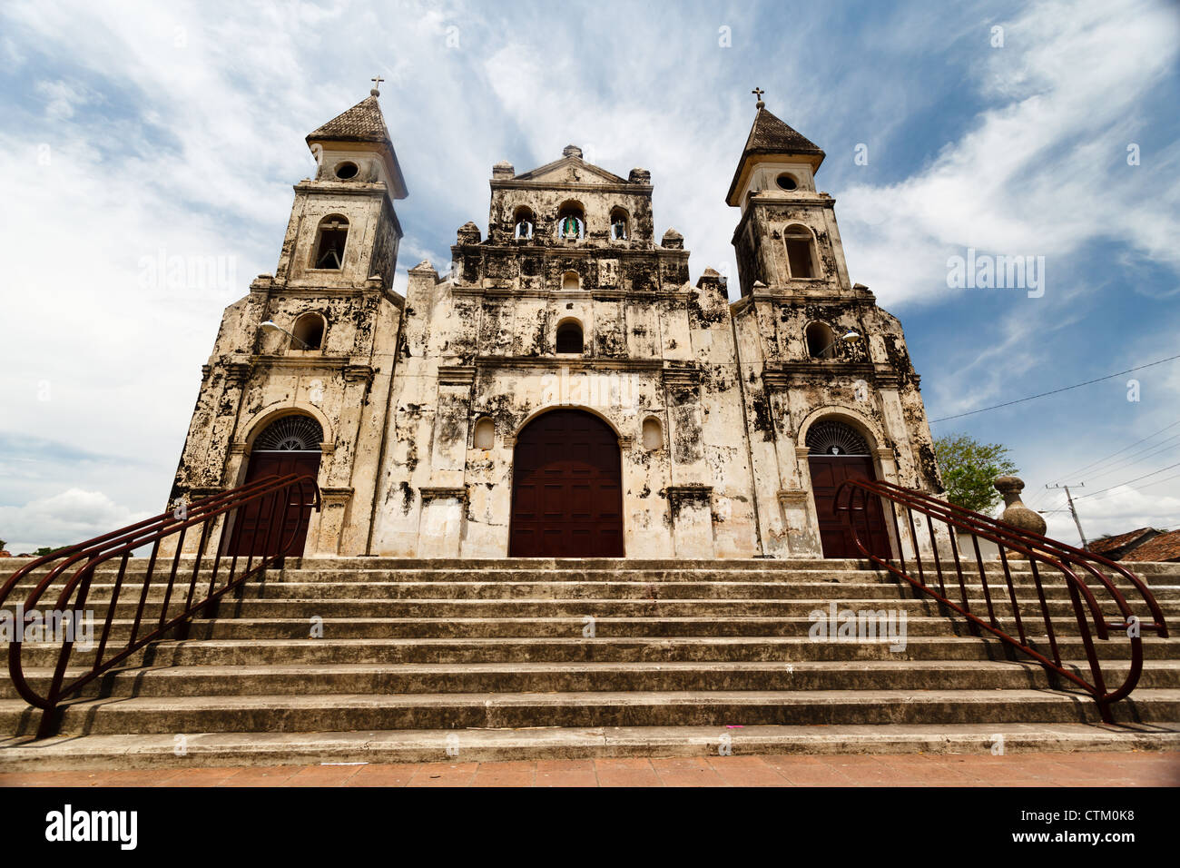 Fassade des weißen spanischen kolonialen Kirche mit langen Schritten und Twin Bell Türme in Granada Nicaragua Stockfoto
