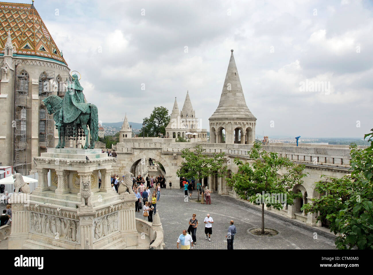 Halászbástya oder Fishermans Bastion auf der Budaseite von Budapest, Ungarn mit Blick auf die Donau Stockfoto