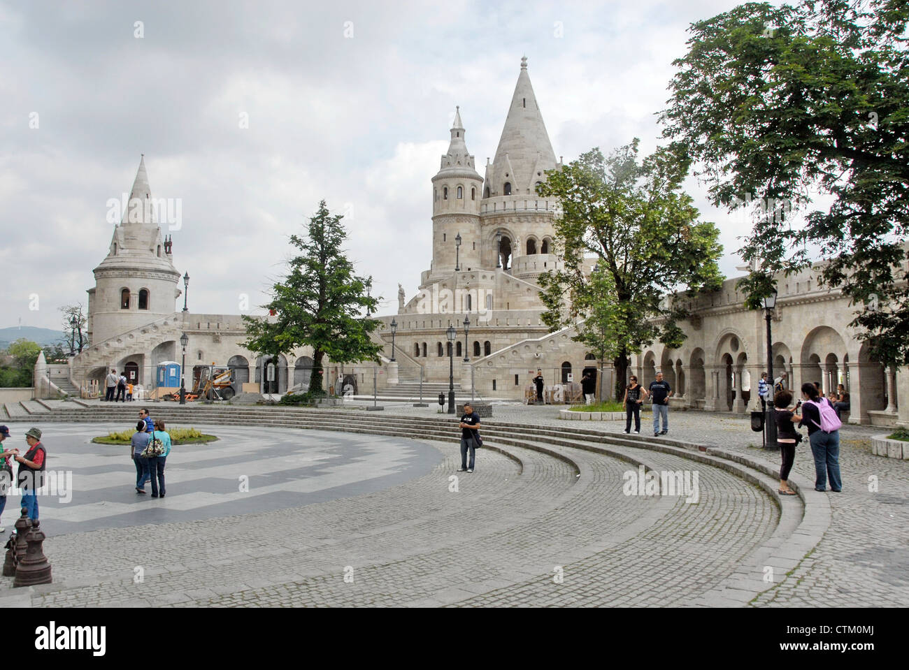 Halászbástya oder Fishermans Bastion auf der Budaseite von Budapest, Ungarn mit Blick auf die Donau Stockfoto