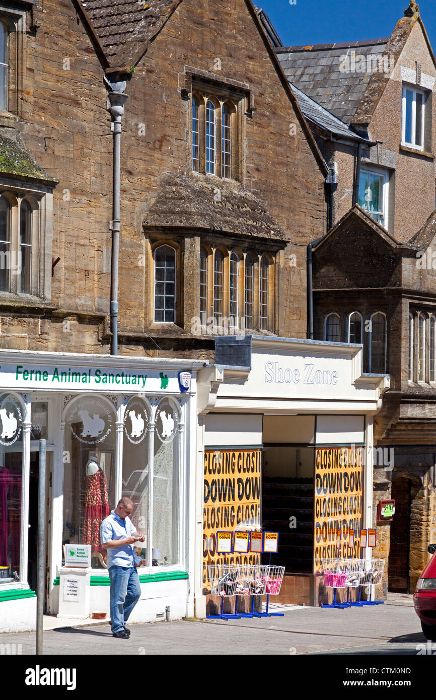 16. Jahrhundert Gebäude (Grade 1 aufgeführt), in denen moderne Geschäfte in Vorderstraße, Chard, Somerset Stockfoto