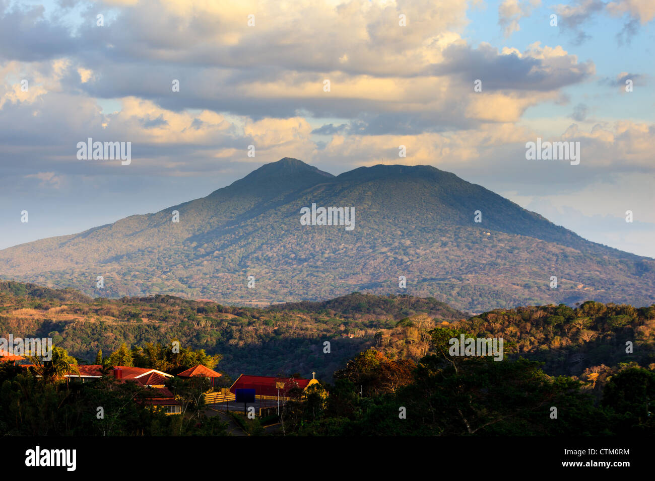 Ansicht des Vulkans Mombacho von Angels Mirador. Dorf-Gebäude im Vordergrund. in Nicaragua Stockfoto