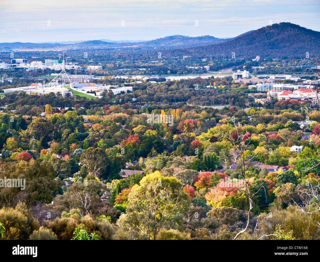 Herbstfärbung von Canberra, einschließlich Parliament House. Stockfoto