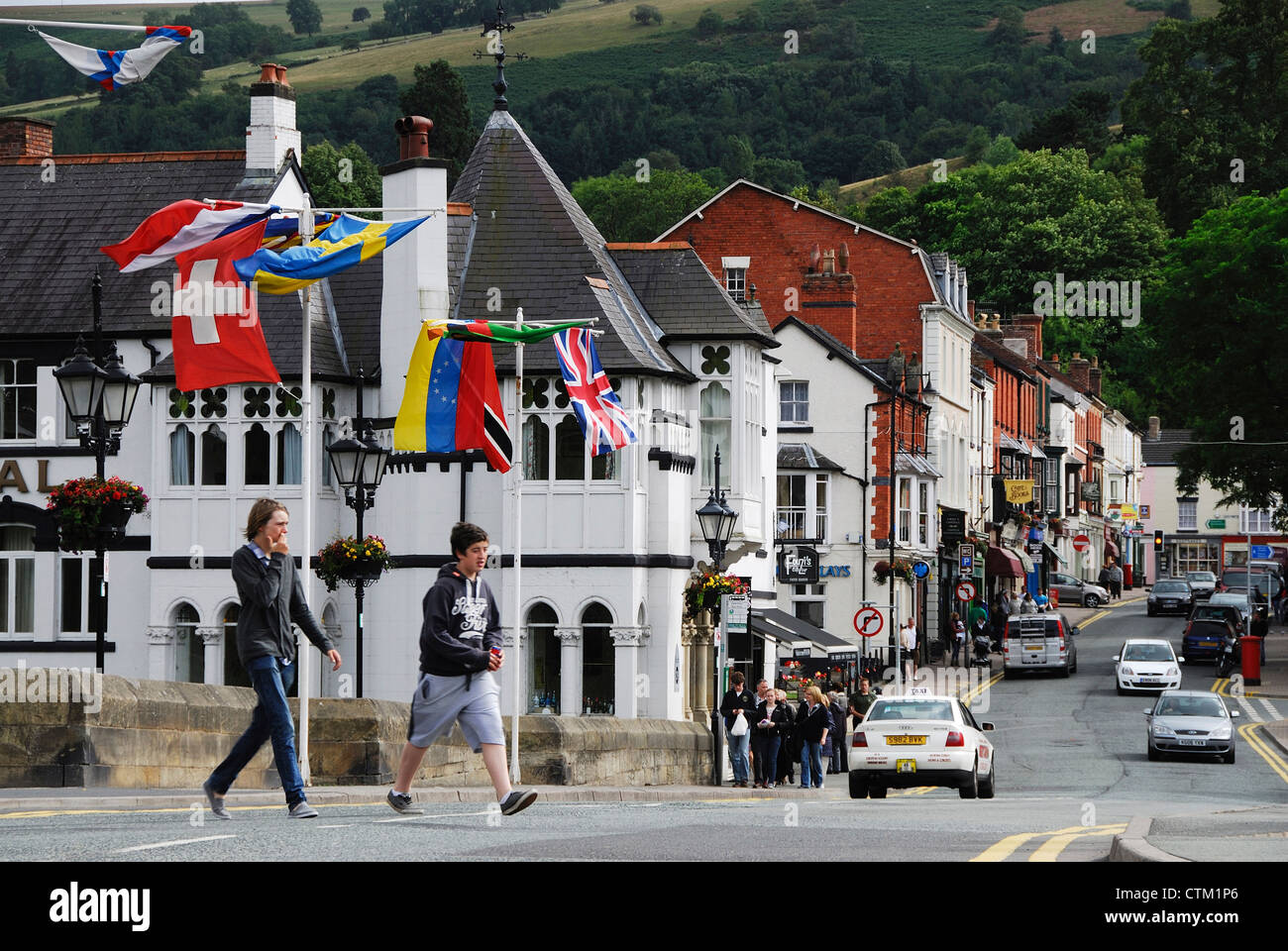 Ein Blick auf die Hauptstraße in Llangollen, North Wales, UK, August 2011 Stockfoto