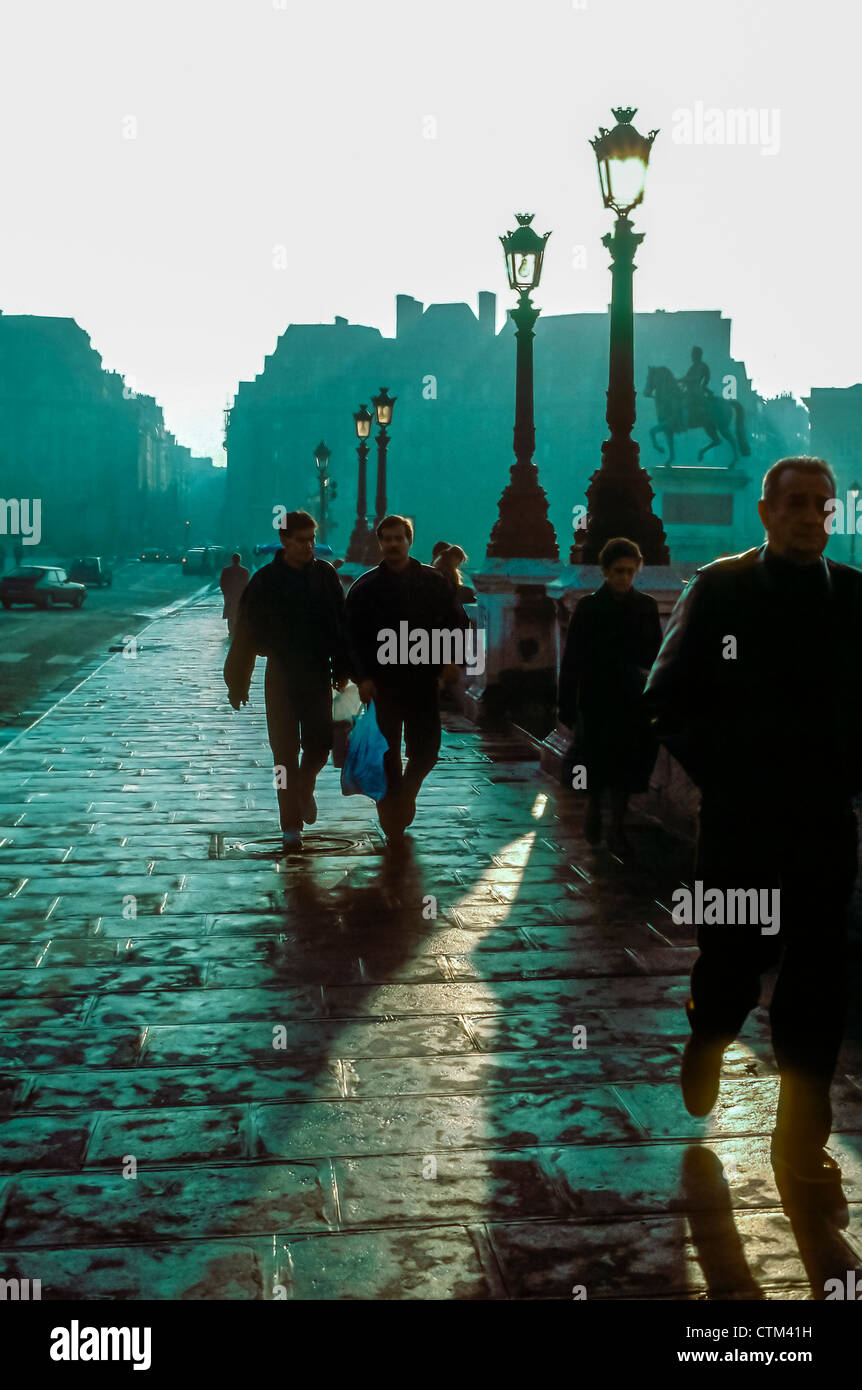 Paris, Frankreich, Menschen wandern in Silhouette auf Pont Neuf Brücke, im Sonnenuntergang Stockfoto