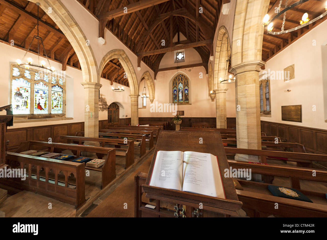 Eine aufgeschlagene Bibel auf einem Podest an der Vorderseite der Kirche; Northumberland, England Stockfoto