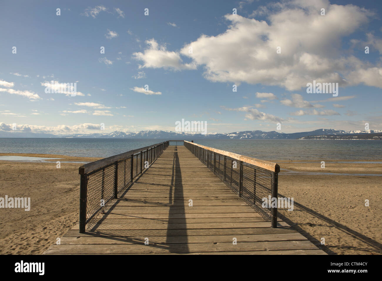 Hölzerne Dock in Lake Tahoe; Nevada, Vereinigte Staaten von Amerika Stockfoto