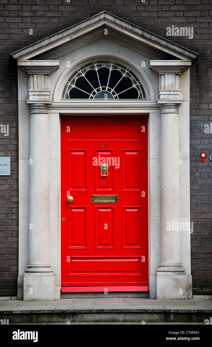 eine bunte Haustür eines Wohnsitzes in Dublin Irland. Stockfoto