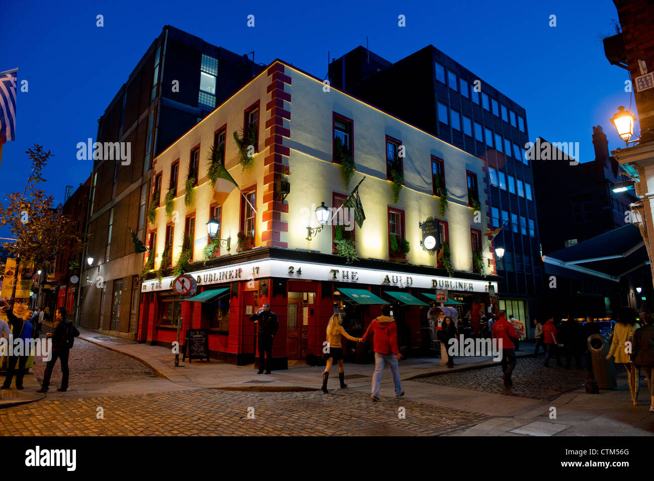 Nachtaufnahme der Auld Dubliner Bar in der Temple Bar von Dublin. Stockfoto