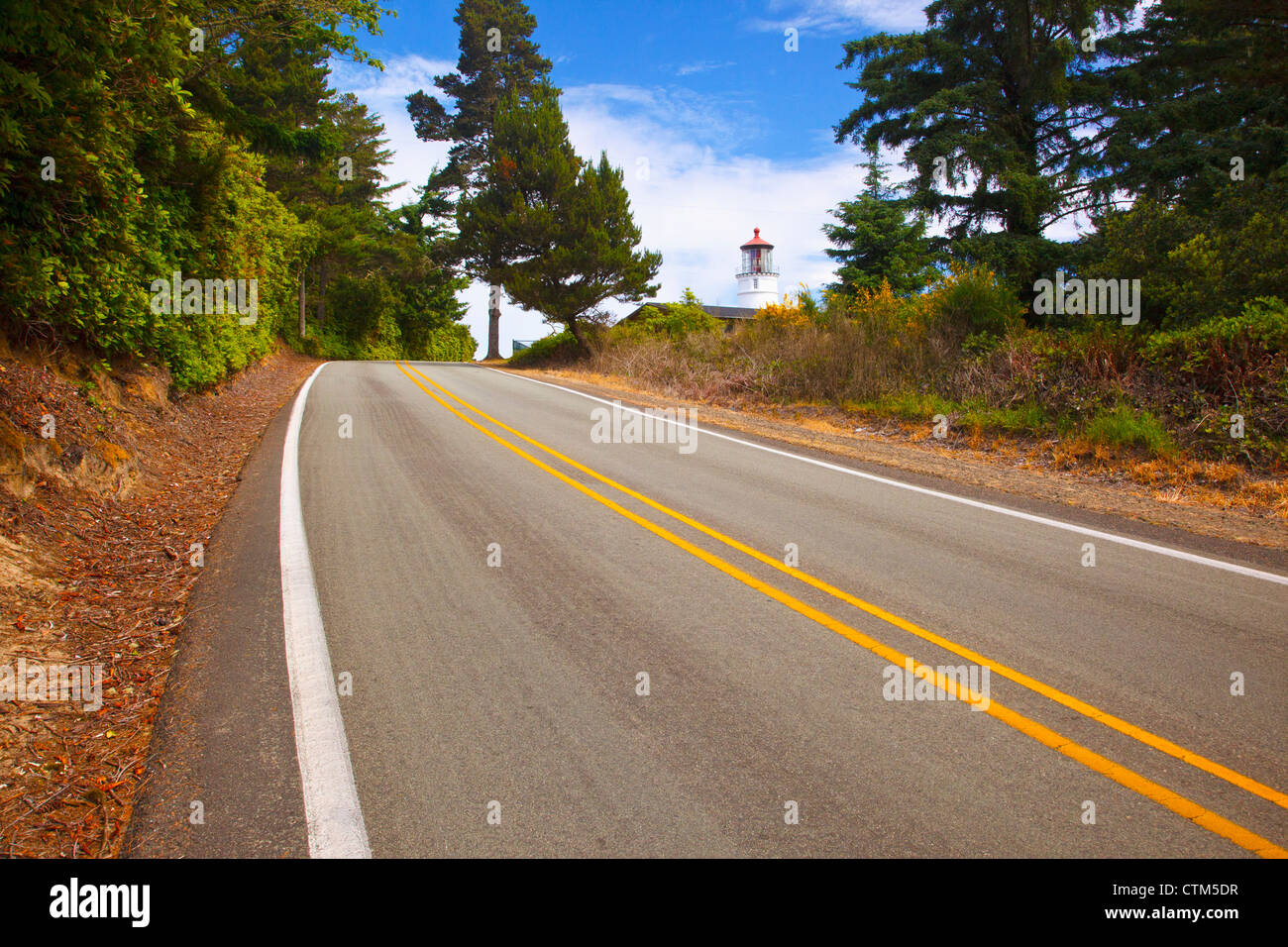 Umpqua River Lighthouse und eine 2-spurige Straße; Oregon, Vereinigte Staaten von Amerika Stockfoto