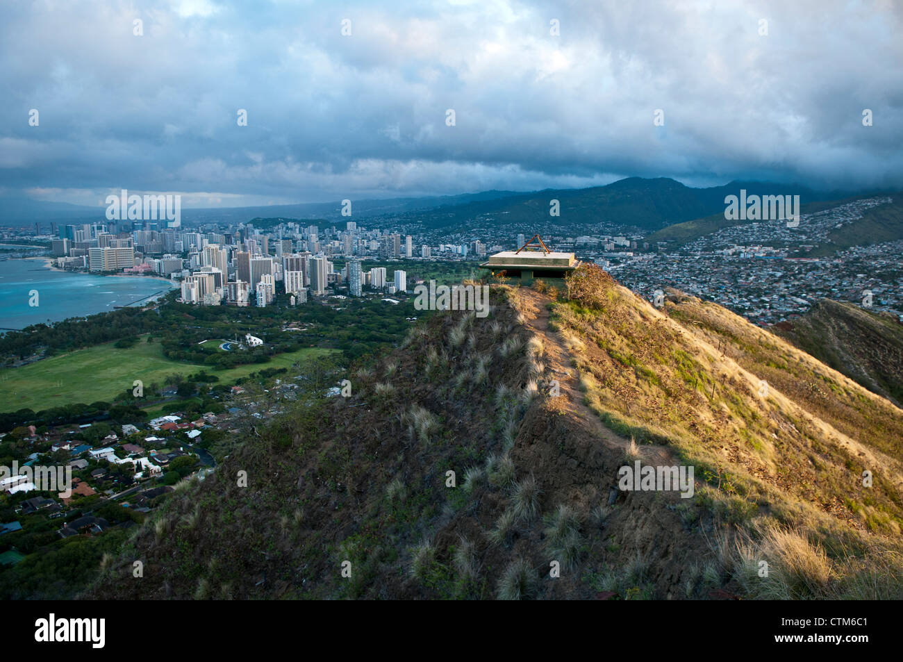 Blick auf Waikiki vom Gipfel des Diamond Head, Honolulu, Oahu, Hawaii Stockfoto