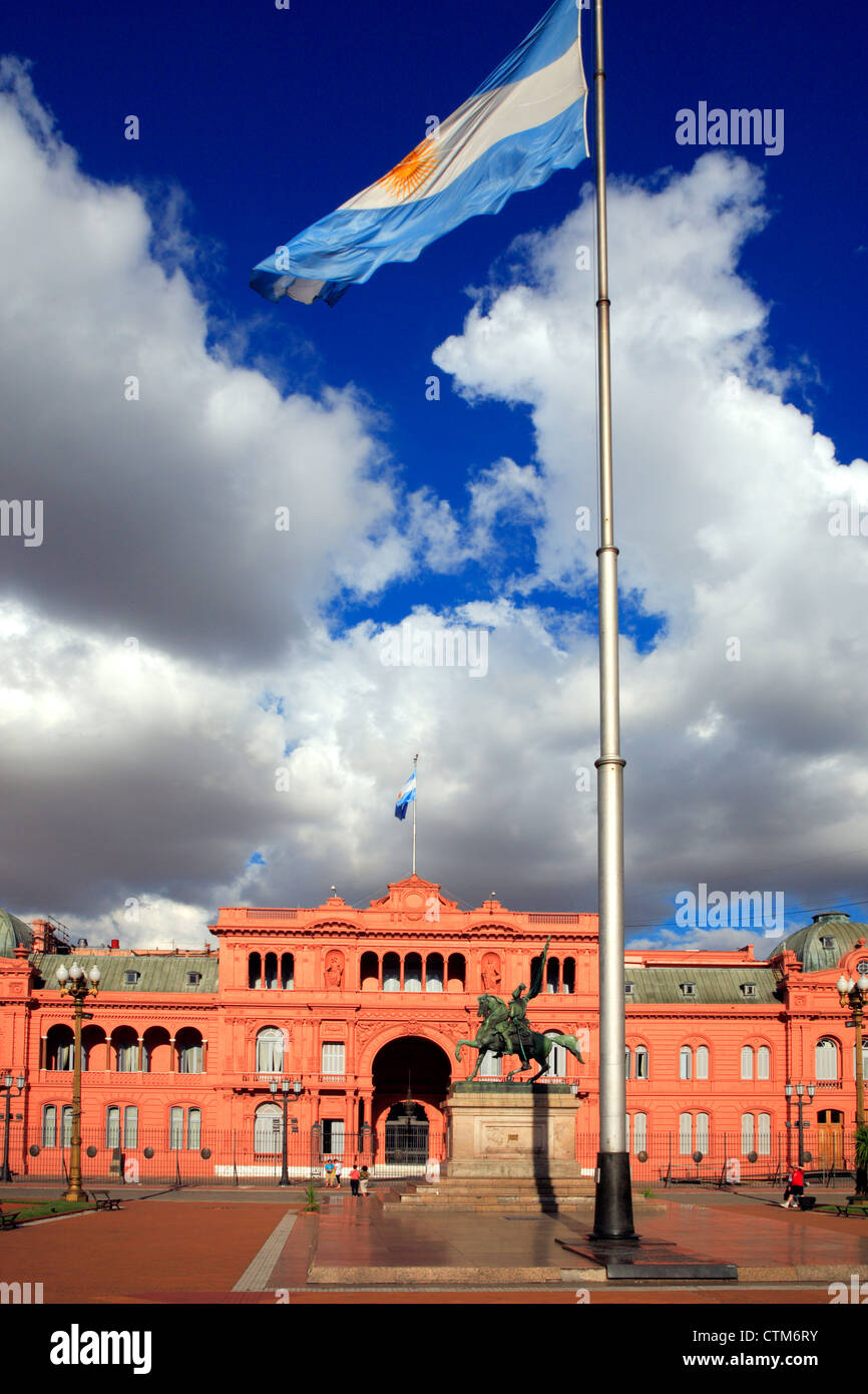 "Rosa Haus" (nationale Regierung Präsidentenpalast) mit Argentinien Flagge. Plaza de Mayo, Buenos Aires, Argentinien Stockfoto