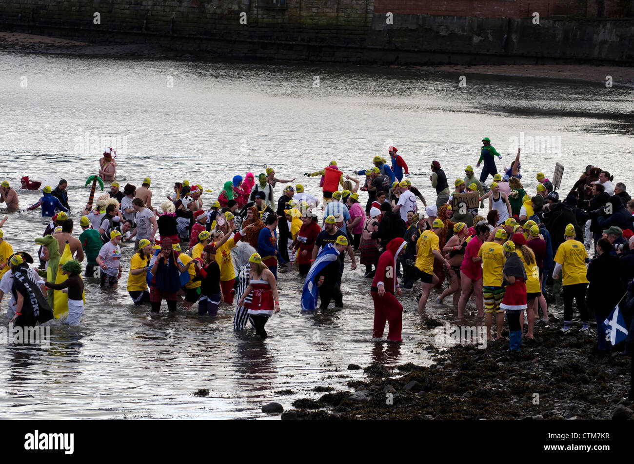 Die Looney Dook, ein neues Jahr ganztägiges Ereignis, wo Menschen in den Fluss Forth in South Queensferry, in der Nähe von Edinburgh, Schottland zu waten. Stockfoto