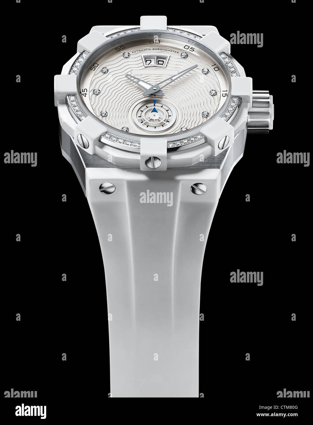 Luxus Damen Stahl-Armbanduhr mit Diamanten Lünette und weißes Kautschukarmband Stockfoto