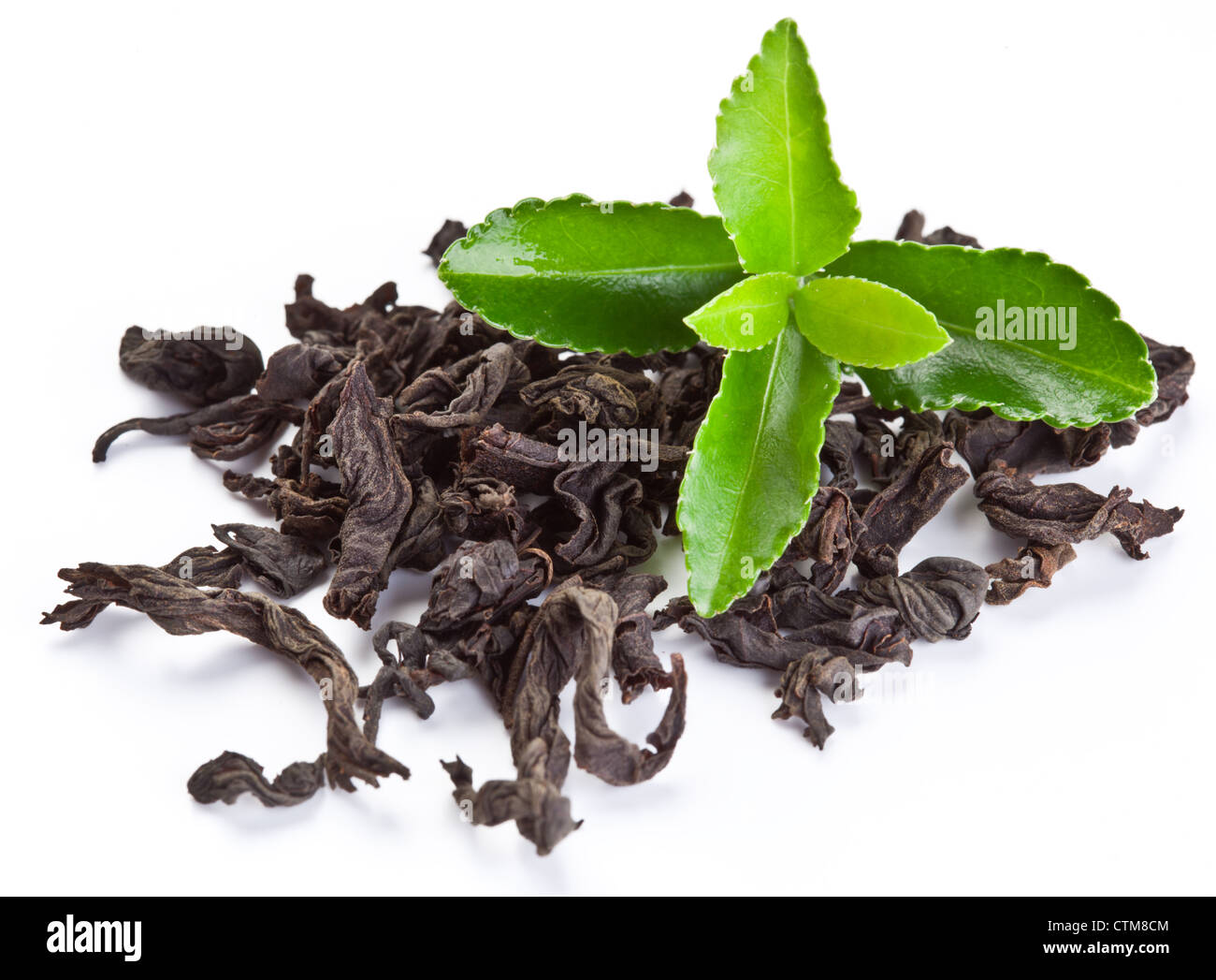 Haufen trockenen Tee mit grünem Tee-Blätter isoliert auf einem weißen Hintergrund. Stockfoto