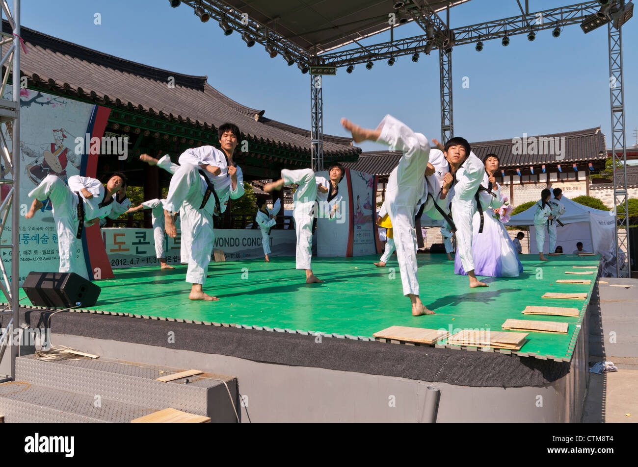 Demonstration der koreanischen Kampfkunst Taekwondo in Namsangol Hanok Village, Seoul, Korea Stockfoto