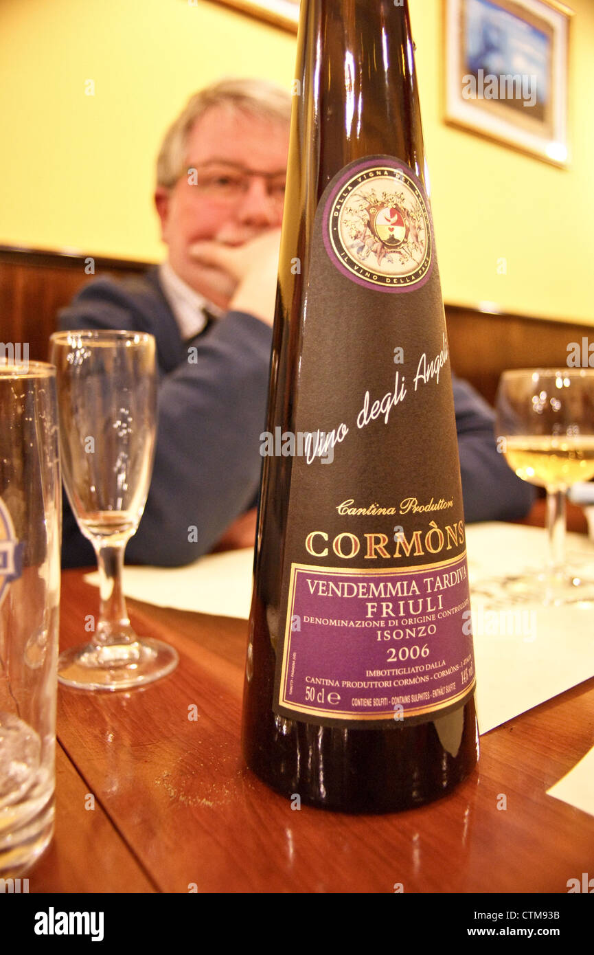 Venedig, Italien - eine Flasche Friaul Cormons Isonzo DOC Vendemmia Tardiva süßen Weißwein in einer Pizzeria mit einem Diner betrachten Stockfoto