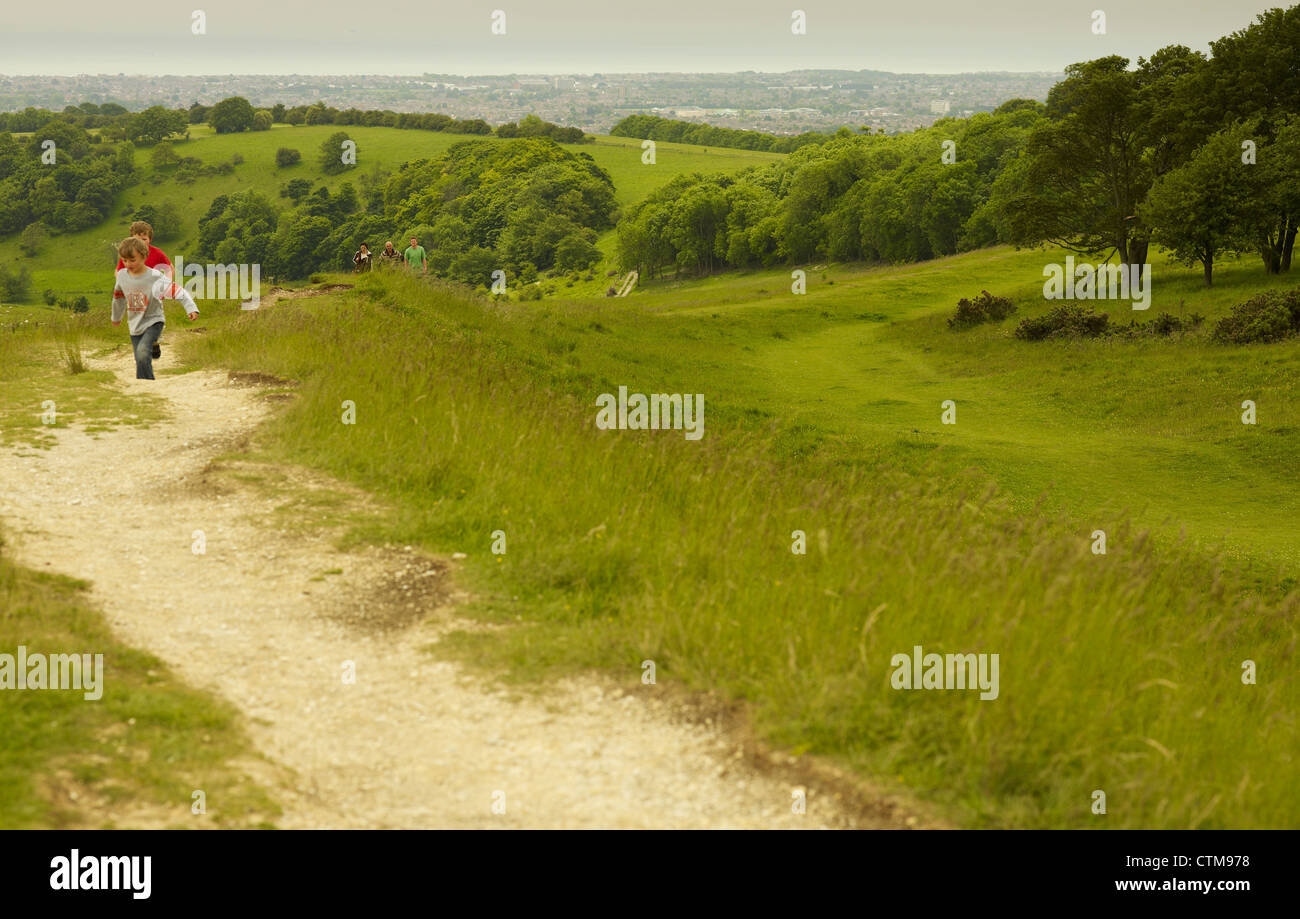 Kinder zu Fuß auf den South Downs am Cissbury Ring, West Sussex Stockfoto