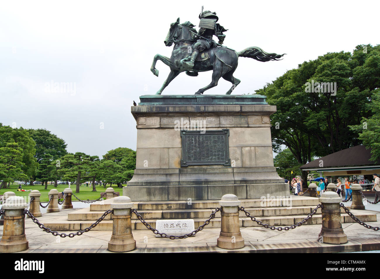 Diese Statue wird großen Samurai, Kusunoki Masashige. Im Osten Garten außerhalb Tokios Kaiserpalast eingenommen. Stockfoto