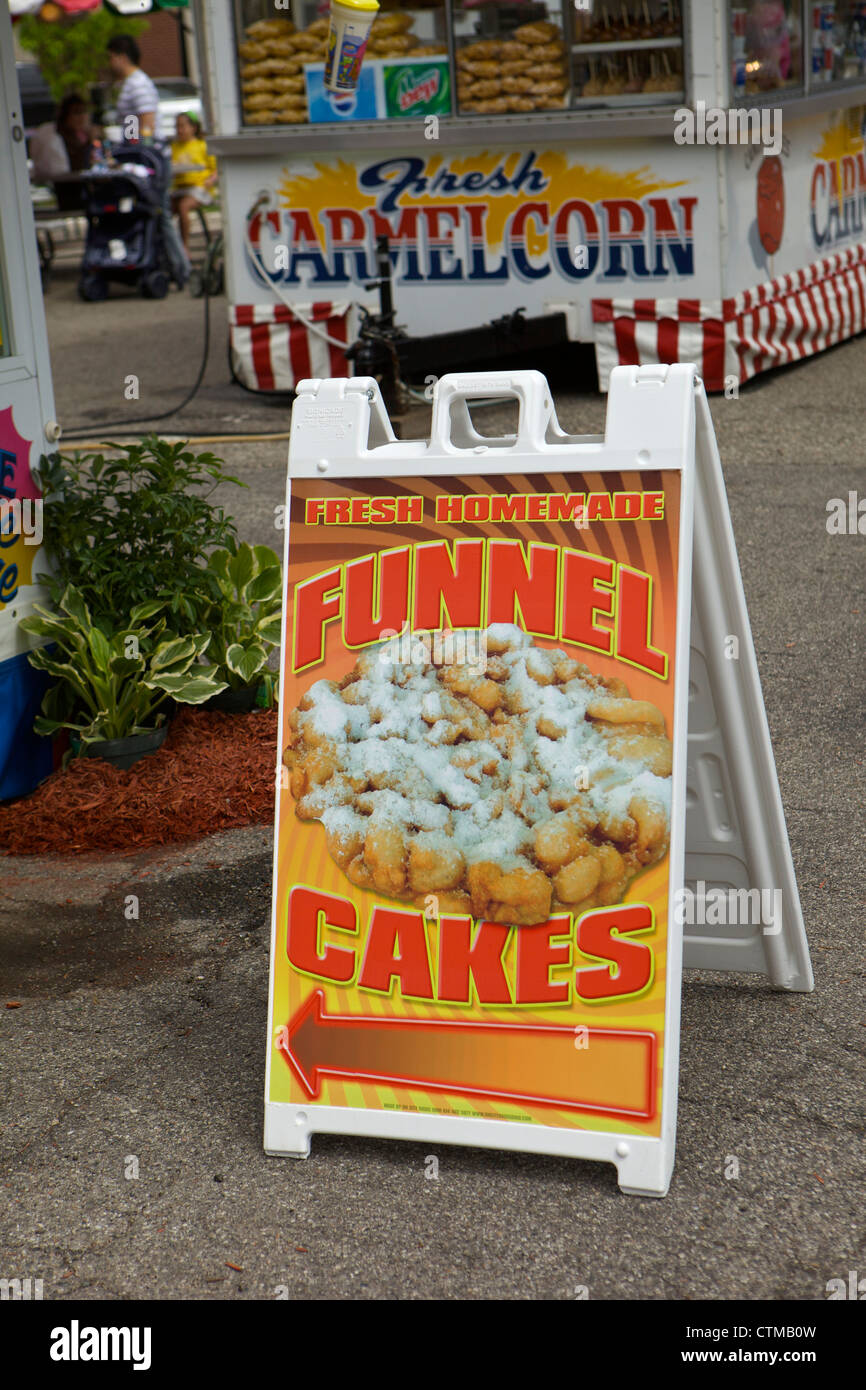 Melden Sie Werbung Trichter Kuchen Zeitpunkt Tulpe in Holland, Michigan, USA Stockfoto